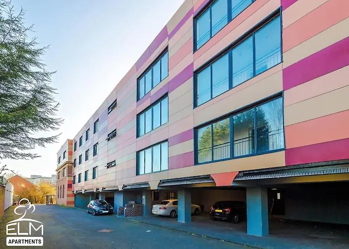 Luxurious 1-Bedroom , Sleeps 4, Free Parking